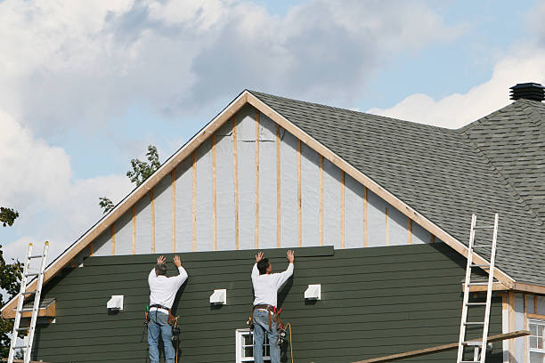 Professional Siding Installation technician working in Magnolia, NC